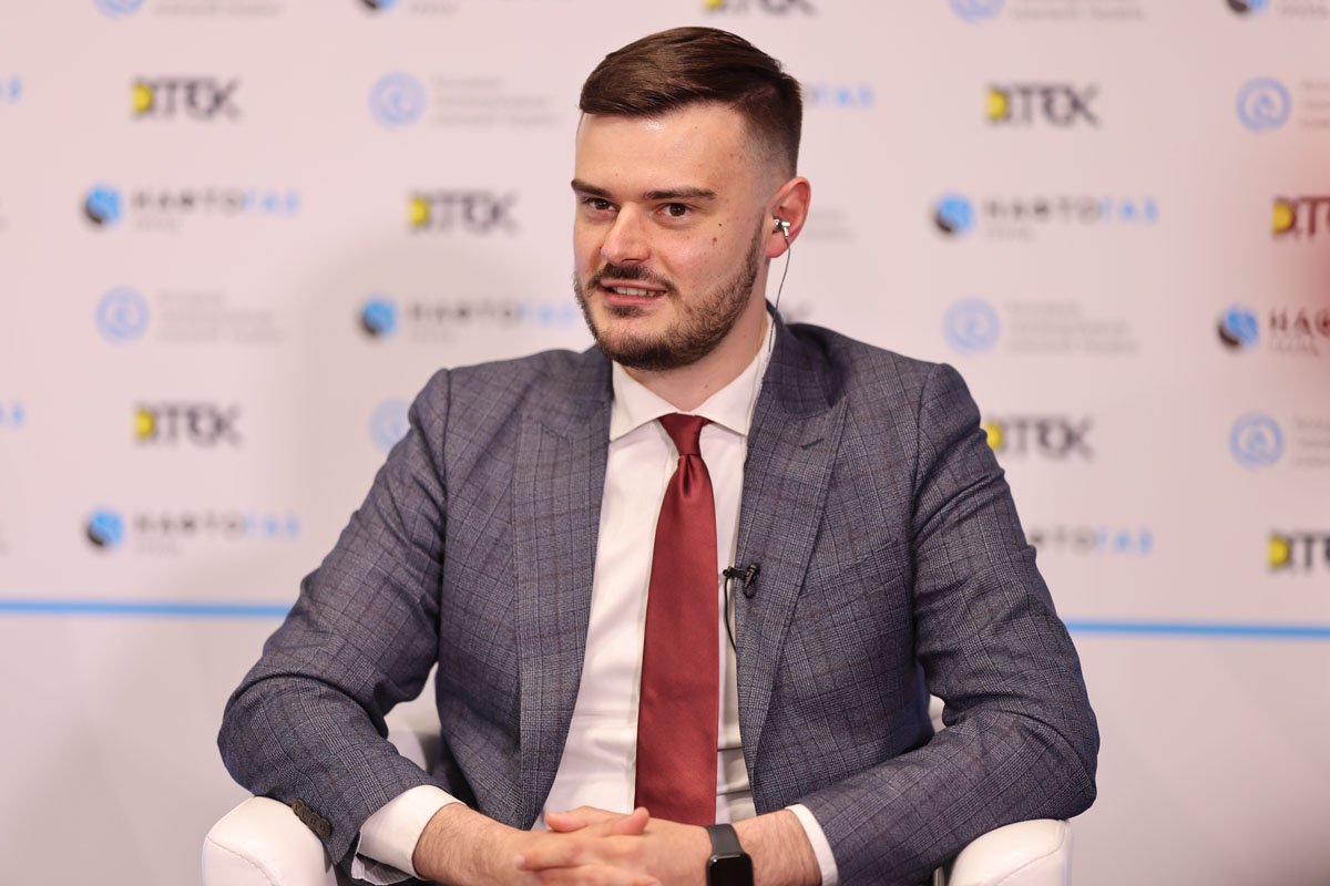 Артем Петренко Артем Петренко на презентации Исследования влияния газодобычи на экономику Украины
