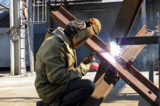 «Черкасиобленерго»  налагодило випуск «їжаків» і умивальників для ЗСУ