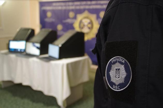 Швейцарія передала три аналізатори ДНК для пришвидшення ідентифікації зниклих безвісти людей в Україні