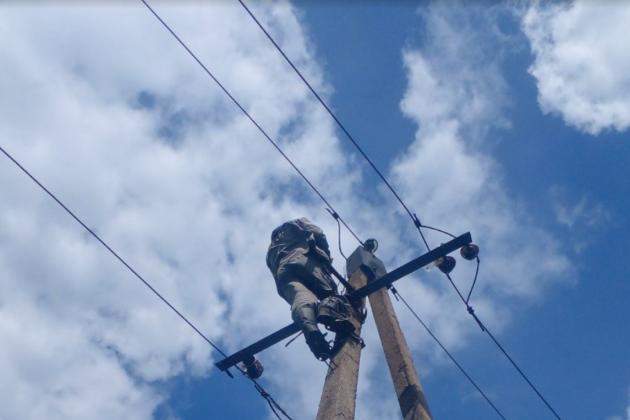 ДТЕК Донецькі електромережі повернув світло жителям 10 містечок і сіл, які обстріляли росіяни
