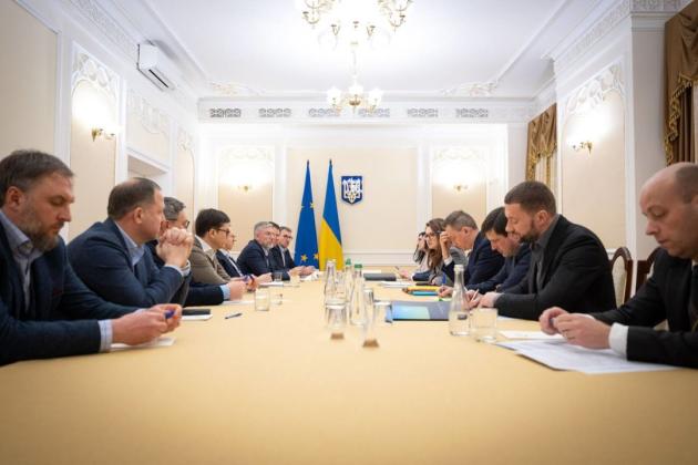 Ціни та запаси пального: Свириденко зустрілася з представниками найбільших мереж АЗС