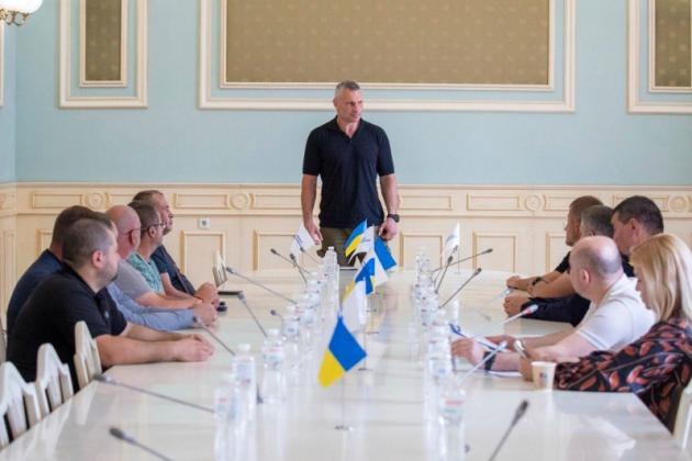 Кличко вручив подяки комунальникам Київщини, які взимку допомагали допомагали повертати тепло в домівки киян
