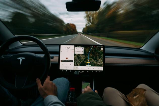 ПАРАДОКС АВТОПІЛОТА: Чому технології Tesla лякають досвідчених водіїв і приваблюють новачків